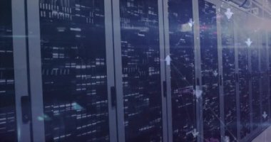 Sunucu odasındaki bağlantı ağının animasyonu. Küresel bilim, bağlantılar, veri işleme ve dijital arayüz kavramı dijital olarak oluşturulmuş video.