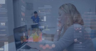 Laptop kullanan beyaz kadınların finansal veri işleme animasyonları. Dijital olarak oluşturulmuş küresel bağlantılar, veri işleme ve dijital arayüz kavramı.
