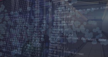 Veri işleme ve sunucu odası üzerindeki simgelerle bağlantı ağının resmi. Küresel bağlantılar, hesaplama ve dijital arayüz konsepti dijital olarak oluşturuldu.