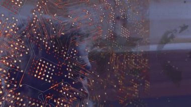 Akıllı telefon kullanan Afro-Amerikan erkeklerinin işlemci prizinin animasyonu. Dijital olarak oluşturulmuş küresel bağlantılar, veri işleme ve dijital arayüz kavramı.