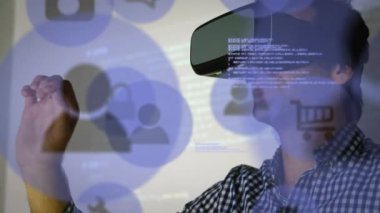 Video kulaklık takan beyaz iş adamının dijital simgelerinin animasyonu. küresel veri işleme, bağlantılar, dijital arayüz ve dijital olarak oluşturulmuş video işleme kavramı.