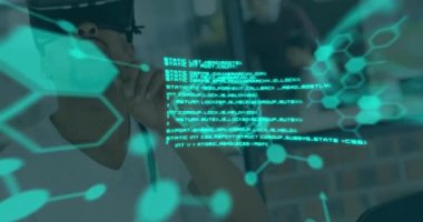 Ofiste video kulaklık takan melez bir adamın bilimsel verilerinin animasyonu. iş, bilim ve dijital olarak üretilen video teknolojisi konseptiyle çalışmak.