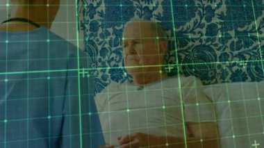 Kadın doktor ve kıdemli hastanın veri işleme animasyonları. Üst düzey sağlık hizmeti konsepti dijital olarak oluşturulmuş video.