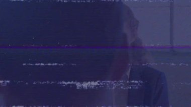 Ofisteki çeşitli iş arkadaşları üzerinde dijital ekranda veri işleme animasyonu. İş, veri işleme ve teknoloji konsepti dijital olarak oluşturulmuş video.