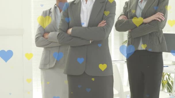 Sarı Mavi Kalp Kollarını Kavuşturup Ofiste Gülümseyen Farklı Kadını Üzerinde — Stok video