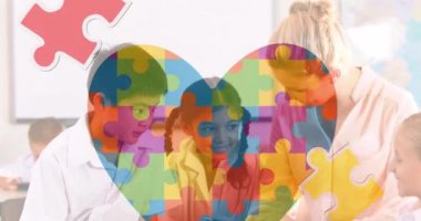 Okulda dijital tablet kullanan beyaz erkek öğretmen ve öğrenciler için otizm farkındalığı günü mesajı. Otizm ve okul eğitimi kavramı