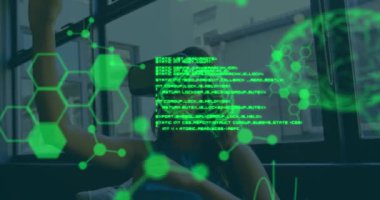 Ofiste VR kulaklık takan beyaz bir kadının bilimsel verilerinin animasyonu. iş, bilim ve dijital olarak üretilen video teknolojisi konseptiyle çalışmak.