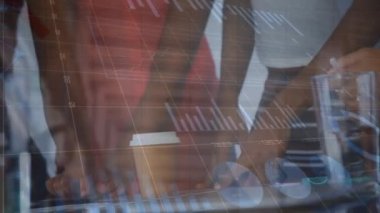 Finansal verilerin ve grafiklerin animasyonu ofisteki çeşitli iş arkadaşlarının elleri üzerinde. İş, finans, web geliştirme, finans ve teknoloji konsepti dijital olarak oluşturulmuş video.