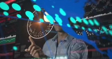 VR kulaklıklı beyaz adam üzerinde grafiklerin, bağlantıların ve verilerin animasyonu. Veri işleme, bağlantılar, finans ve teknoloji konsepti dijital olarak oluşturulmuş video.