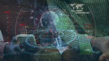 Finansal verilerin animasyonu, dünya ve grafikler akıllı telefon kullanan farklı adamların elleri üzerinde. İş, finans, web geliştirme, finans ve teknoloji konsepti dijital olarak oluşturulmuş video.