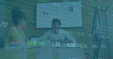 Ofisteki çeşitli iş arkadaşlarıyla ilgili finansal verilerin animasyonu. İş, finans ve ekonomi kavramı dijital olarak oluşturulmuş video.