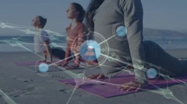 Kumsalda yoga yapan çeşitli kadınlar üzerindeki bağlantı ağının animasyonu. Spor, fitness, aktif yaşam tarzı ve bağlantı konsepti dijital olarak oluşturulmuş video.
