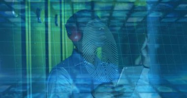 Erkek Afro-Amerikan çift sunucu oda çalışanı üzerinde kulaklık kullanarak veri işleme animasyonu. Bulut hesaplama kavramı dijital olarak oluşturulmuş video konsepti.