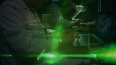 Bilgisayarlı beyaz erkek mühendis üzerinde veri işleme animasyonu. Robotik, tasarım süreci, bilgisayarlar, veri işleme ve teknoloji konsepti dijital olarak oluşturulmuş video.