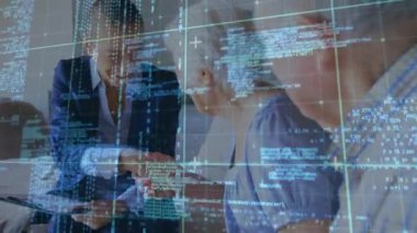 Kadın doktorla yaşlı çiftin veri işleme animasyonu. Üst düzey sağlık hizmeti konsepti dijital olarak oluşturulmuş video.