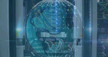 Sunucular üzerindeki dünya ve bağlantıların animasyonu. Ağ, bağlantılar, veri işleme ve teknoloji konsepti dijital olarak oluşturulmuş video.