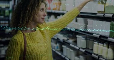 Beyaz kadın alışverişi üzerine finansal veri işleme animasyonu. Küresel alışveriş, iş, finans, veri işleme ve dijital arayüz kavramı dijital olarak oluşturulmuş video.