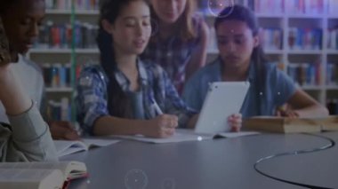 Teknolojiyi kullanan çeşitli öğrenci grupları arasındaki bağlantı ağının animasyonu. Okul, eğitim ve öğrenim konsepti dijital olarak oluşturulmuş video.