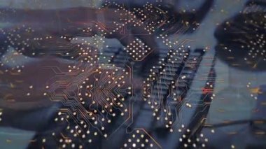 Klavye kullanılarak kişinin üzerinde işlemci soketinin canlandırılması. Dijital olarak oluşturulmuş küresel bağlantılar, veri işleme ve dijital arayüz kavramı.