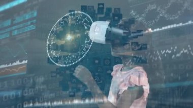 VR kulaklık kullanan bir kızın dijital veri işleme animasyonu. Dijital olarak oluşturulmuş küresel bağlantılar, veri işleme ve dijital arayüz kavramı.