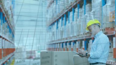 Kafkasyalı depo çalışanının veri işleme animasyonu. Küresel bilim, bağlantılar, veri işleme ve dijital arayüz kavramı dijital olarak oluşturulmuş video.