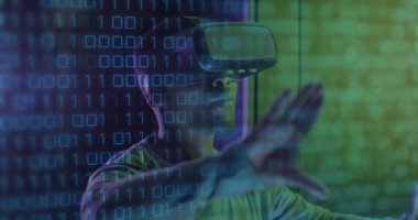 VR kulaklık kullanan Afro-Amerikan erkek sunucu oda çalışanının veri işleme animasyonu. Bulut hesaplama kavramı dijital olarak oluşturulmuş video konsepti.