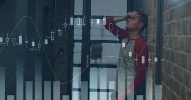 Kafkasyalı adamın finansal veri işleme animasyonu. Küresel iş, finans, veri işleme ve dijital arayüz kavramı dijital olarak oluşturulmuş video.