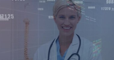Beyaz kadın doktor yerine finansal verilerin animasyonu. sağlık, tıp mesleği, finans ve ekonomi kavramı dijital olarak oluşturulmuş video.