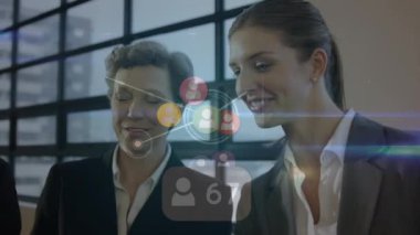 Bir grup beyaz iş adamı üzerinden bağlantı ağının animasyonu. Küresel iş, finans, bağlantılar ve dijital arayüz konsepti dijital olarak oluşturulmuş video.