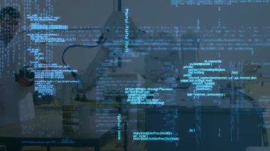 Robotlu beyaz erkek mühendisler üzerinde veri işleme animasyonu. Robotik, tasarım süreci, bilgisayarlar, veri işleme ve teknoloji konsepti dijital olarak oluşturulmuş video.