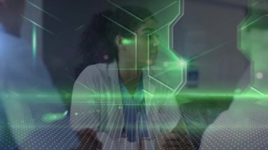 Laboratuvarda konuşan melez kadın bilim adamlarına karşı yeşil ışık ve soyut şekiller. Tıbbi araştırma ve bilim teknolojisi kavramı