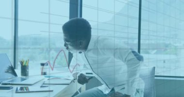 Mali grafiklerin ve verilerin Afrika kökenli Amerikalı bir adam tarafından incelenmesi. İş, finans ve ekonomi kavramı dijital olarak oluşturulmuş video.