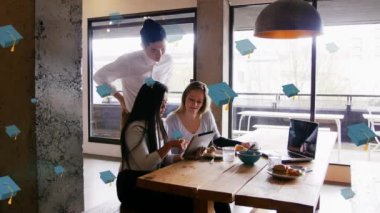 Görevdeki çeşitli kadın ve erkek iş arkadaşlarının mezuniyet şapkalarının animasyonu. Çevrimiçi pazarlama, sosyal medya, iş ve teknoloji konsepti dijital olarak oluşturulmuş video.