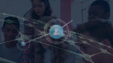 Mutlu gençlik öğrencileri üzerindeki bağlantı ağının animasyonu. Okul, eğitim, öğrenme, bağlantılar ve teknoloji konsepti dijital olarak oluşturulmuş video.