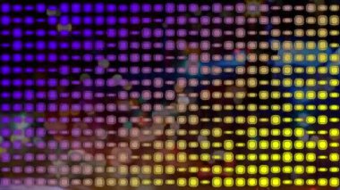 Gece boyunca hareket eden mor ve sarı kare ışıkların animasyonu. Müzik, eğlence ve gece hayatı konsepti dijital olarak oluşturulmuş video.