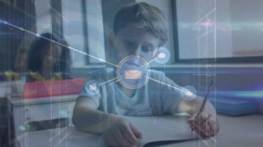 Okulda öğrenen beyaz çocuk üzerindeki bağlantı ve ışık ağının animasyonu. Okul, eğitim, bağlantılar ve dijital olarak üretilen teknoloji konsepti ile öğrenme.