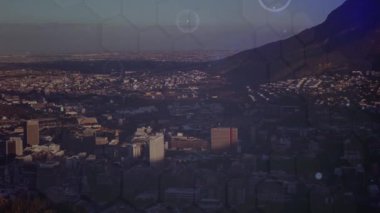 Şehir manzarası üzerindeki ışıklarla bağlantı ağının animasyonu. Dijital olarak oluşturulmuş küresel ağ, bağlantılar, iletişim ve teknoloji konsepti.