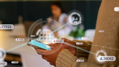 Sosyal medya simgelerinin animasyonu ve akıllı telefon kullanan Afro-Amerikan bir adamla olan bağlantıları. küresel sosyal medya, iş dünyası, dijital arayüz ve dijital olarak oluşturulan veri işleme kavramı