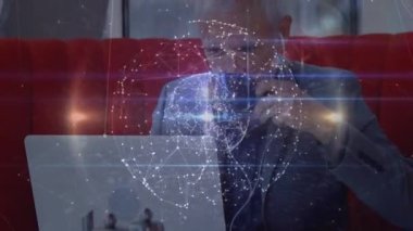 Kafkasyalı kıdemli iş adamının kahve içip dizüstü bilgisayar kullanması üzerine kurulmuş bir dünya bağlantı. Küresel ağ ve iş teknolojisi kavramı