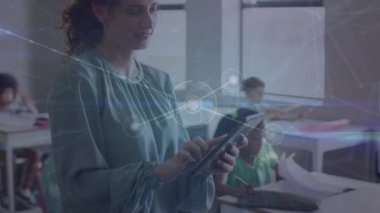 Kafkas kadın öğretmen ve tablet ve çeşitli öğrencilerle olan bağlantıların animasyonu. Okul, eğitim, öğrenme, bağlantılar ve teknoloji konsepti dijital olarak oluşturulmuş video.