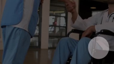 Kafkas erkek doktor çemberindeki kalp animasyonu. Dijital olarak üretilen sağlık, tıp ve sosyal medya kavramı.