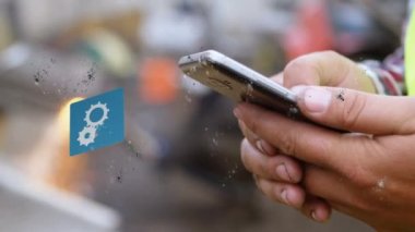 Akıllı telefon kullanan kişi yerine bağlantı ağının ve dünyanın animasyonu. küresel bağlantılar, teknoloji ve dijital arayüz konsepti dijital olarak oluşturulmuş video.