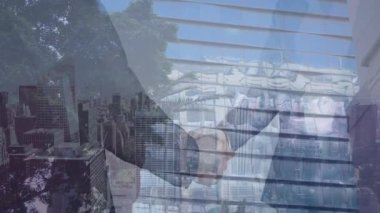 İş adamı ve iş kadınının şehir manzarasına karşı el sıkışırken çekilmiş bir video. İş ve teknoloji kavramı