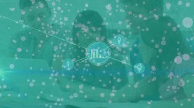Ofisteki çeşitli iş adamlarıyla olan bağlantıların animasyonu. Ağ, bağlantılar ve teknoloji konsepti dijital olarak oluşturulmuş video.