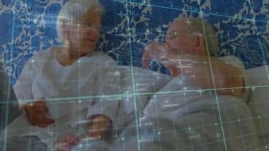 Mutlu yaşlı çiftin dijital veri işleme animasyonu. Üst düzey sağlık hizmeti konsepti dijital olarak oluşturulmuş video.