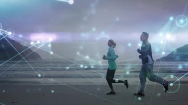 Kumsalda koşan beyaz bir çiftin bağlantı ağının animasyonu. Spor, fitness, aktif yaşam tarzı ve bağlantı konsepti dijital olarak oluşturulmuş video.