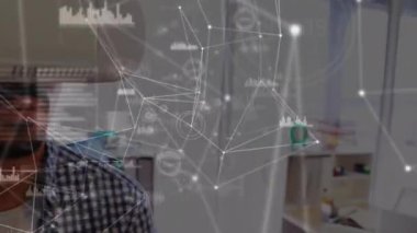 VR kulaklık takan melez bir adam üzerindeki bağlantı ağının animasyonu. Ağ, bağlantılar, iletişim ve teknoloji konsepti dijital olarak oluşturulmuş video.
