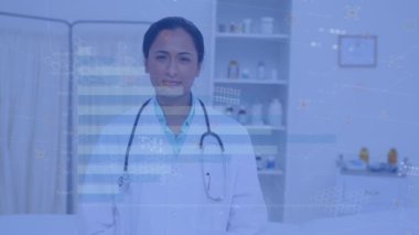Çift ırklı kadın doktor üzerinde veri işleme animasyonu. Küresel tıp, teknoloji, veri işleme ve dijital arayüz kavramı dijital olarak oluşturulmuş video.