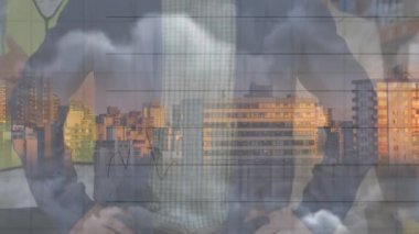 Çeşitli iş adamları üzerinde şehir manzarası animasyonu. Küresel iş, finans, veri işleme ve dijital arayüz kavramı dijital olarak oluşturulmuş video.