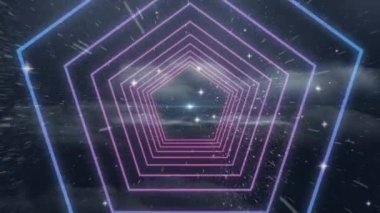 Işıklar ve uzayın üzerindeki neon beşgenin videosu. Renkler, şekiller ve hareket konsepti dijital olarak oluşturulmuş video.